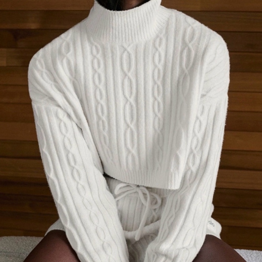 Alo Yoga Cable Knit Cropped Winter Bliss Turtleneck
Long Sleeve - Ivory